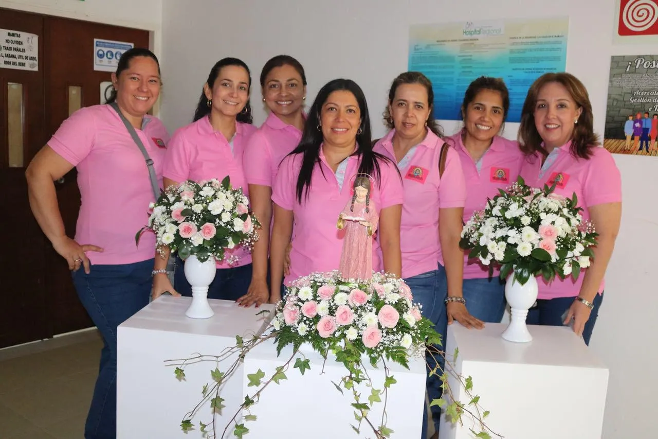 Servidoras junto a la Niña María